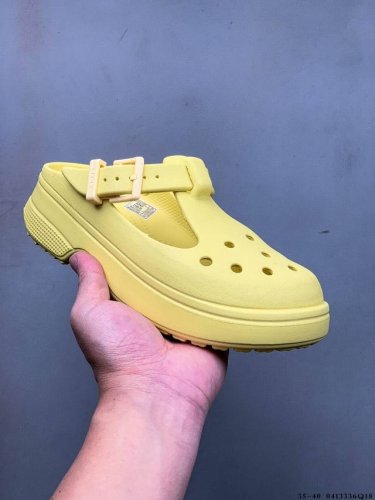 Crocs卡骆驰经典玛丽珍Eva轻便套脚洞洞鞋 封闭式细胞树脂 能够在体温作用下自动变形以适应脚部形状 涉水性优秀的同时易于清洁 抓地力强 不易打滑 Crocs