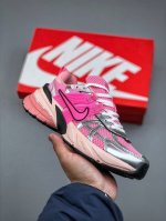 Nike V2K Runtekk Run 减震防滑复古低帮跑步鞋 Fd0736-100 #鞋款被命名为 Runtekk 设计上借鉴了 2000 年的跑鞋风格 简