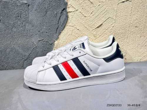 100 阿迪达斯Adidas Originals Superstar 贝壳头经典百搭休闲运动板鞋。 70年代诞生之初Superstar就定位于低帮篮球鞋，由于贝