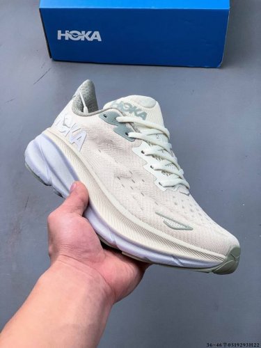 hoka One One 克利夫顿9 轻量级缓震跑步鞋 鞋款延续克利夫顿的最佳品质 继续呈现极致柔软和超凡轻盈的完美组合 全新的鞋面加大透气网孔 提升后跟部位的