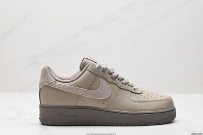 真标耐克nike Air Force 7 空军一号低帮百搭休闲运动板鞋。柔软、弹性十足的缓震性能和出色的中底设计，横跨复古与现代的外型结合，造就出风靡全球三十多