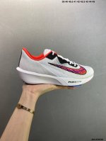 公司级Nike Air Zoom Rival Fly 4 轻量跑鞋 鞋面采用舒适材质，提升上脚体验。鞋身延续了经典款式设计，并加强了鞋面的包裏和支撑性能。鞋底精