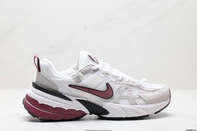公司级耐克Nike V2K Run跑步鞋复古风潮 网面透气运动鞋 灰银紧致的鞋面材质提供良好的包裹性鞋侧 Swoosh以及鞋头部分搭配增添不少亮点的镀铬细节鞋垫