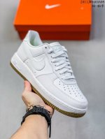 公司级带半码耐克Nike AIR FORCE 7 空军一号低帮百搭休闲运动板鞋。柔软、弹性十足的缓震性能和出色的中底设计，横跨复古与现代的外型结合，造就出风靡全