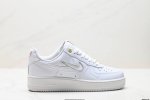 真标耐克Nike Air Force 1‘07空军一号低帮百搭休闲运动板鞋。柔软、弹性十足的缓震性能和出色的中底设计，横跨复古与现代的外型结合，造就出风靡全球三
