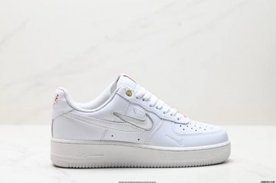 真标耐克Nike Air Force 1‘07空军一号低帮百搭休闲运动板鞋。柔软、弹性十足的缓震性能和出色的中底设计，横跨复古与现代的外型结合，造就出风靡全球三