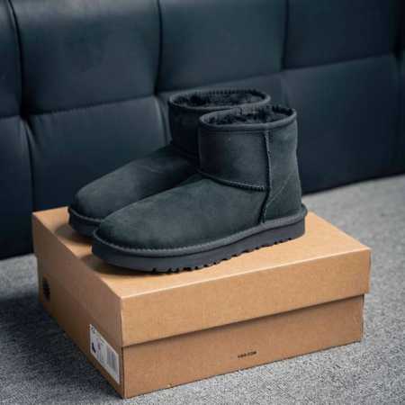 Classic Mini II 迷你经典短靴2.0 鞋筒高：约14CM 鞋面：选用17毫米皮毛一体羊皮，表面预先做过防泼水防污涂层处理 鞋内：17毫米羊皮毛内底 - 点击图像关闭