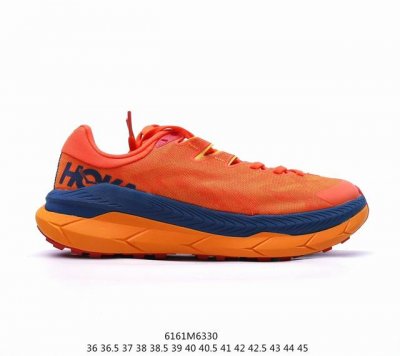 Hoka Tecton X 2轻盈系列缓震透气跑鞋 #新系列中底依旧是经典的模压eva材料，同时做到了重量更轻，在重新调教后的全新中底泡棉比上一代更轻盈、更柔软