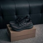 核心私 阿迪达斯Adidas Y-3 Ultraboost 5 耐磨缓震休闲运动跑鞋 采用网材搭配反光皮革鞋面 配上Stretchweb网格外底 提供非凡穿着体