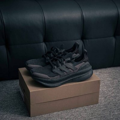 核心私 阿迪达斯Adidas Y-3 Ultraboost 5 耐磨缓震休闲运动跑鞋 采用网材搭配反光皮革鞋面 配上Stretchweb网格外底 提供非凡穿着体