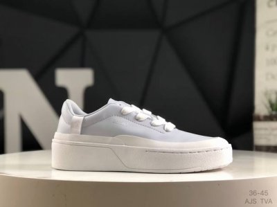 阿迪达斯 Adidas Labcourt 百搭休闲轻松舒适 耐磨透气低帮 板鞋 男女同款 鞋面使用了绒毛麂皮 ，鞋面和鞋底连接处使用了包边处理，看起来更加精致有