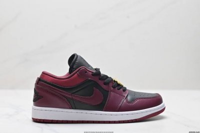 公司级nike Air Jordan 1 Low Aj1乔1低帮休闲板鞋 同步官方配色 头层皮打造 正确满胶鞋垫 四线拉帮 原厂织唛标 鞋舌高弹海绵填充 官方货