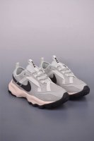 w Nike Tc 7900 新款老爹鞋 注入非凡时尚气息 塑就高雅外观 耐穿合成材质搭配柔软丝绒 该鞋款保留了挚爱的加垫鞋口 柔软泡绵缓震配置 和抓附力十足的