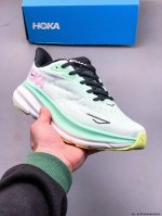 Hoka One One 克利夫顿9 轻量级缓震跑步鞋！鞋款延续克利夫顿的最佳品质，继续呈现极致柔软和超凡轻盈的完美组合。 全新的鞋面加大透气网孔，提升后跟部位