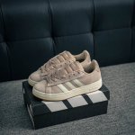 核心私 Adidas Grand Court Alpha 复古潮流休闲面包鞋 原装纯原级 生生不息的经典之作，短绒麂皮面料，质感满满。 加厚了中底，提供出色的缓