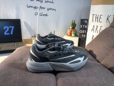 新品 阿迪达斯 Adidas 流光跑鞋Lightblaze超轻防滑跑鞋男新款轻运动鞋 碳黑，Adidas Sportswear 专为 Z 时代流动青年打造的舒适