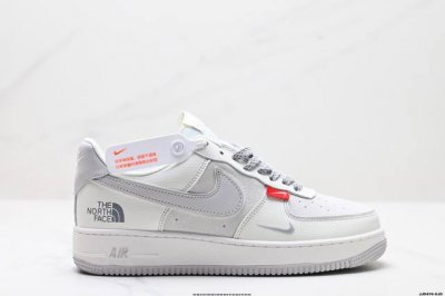 220 真标耐克Nike Air Force 1“07空军一号低帮百搭休闲运动板鞋。柔软、弹性十足的缓震性能和出色的中底设计，横跨复古与现代的外型结合，造就出风