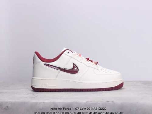 耐克 Nike Air Force 1 '07 Low 空军一号低帮，柔软、弹性十足的缓震性能和出色的中底设计，横跨复古与现代的外型结合，造就出风靡全球三十多年