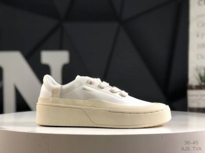 阿迪达斯 Adidas Labcourt 百搭休闲轻松舒适 耐磨透气低帮 板鞋 男女同款 鞋面使用了绒毛麂皮 ，鞋面和鞋底连接处使用了包边处理，看起来更加精致有