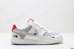 公司级Nike Court Vision Lo联名 低帮百搭 透气休闲运动板鞋 兼顾舒适脚感和出众风范 演绎匠心之作 结构性的支撑贴合感结合复古篮球设计 电绣工