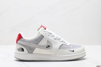 公司级Nike Court Vision Lo联名 低帮百搭 透气休闲运动板鞋 兼顾舒适脚感和出众风范 演绎匠心之作 结构性的支撑贴合感结合复古篮球设计 电绣工