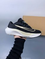 耐克 Nike Zoom Fly 5 运动鞋男女士公路跑鞋竞速跑步鞋厚底增高老爹鞋。采用耐用的设计，不仅可以部署在您最喜欢的比赛的起跑线上，还可以部署在征服后的