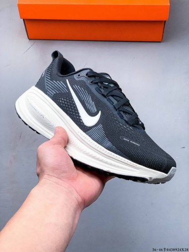 nike Air Zoom Vomero 18 缓震透气休闲慢跑鞋 新版Vomero结合全新Zoomx和Reactx泡绵 提供双重缓震效果 铸就非凡迈步体验 0