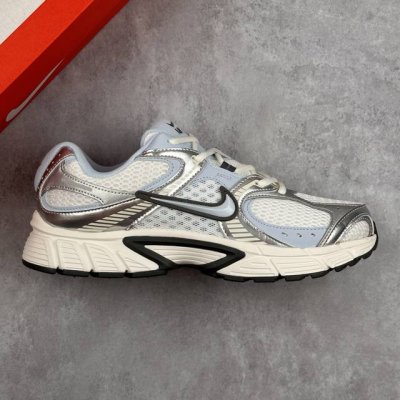 本地 核心私 nike V5 Rnr 舒适百搭防滑耐磨 低帮休闲运动跑步鞋 舒适有型适合日常穿着 该鞋款延续千禧年经典设计搭载泡绵中底厚实而轻盈 匠心细节巧搭立