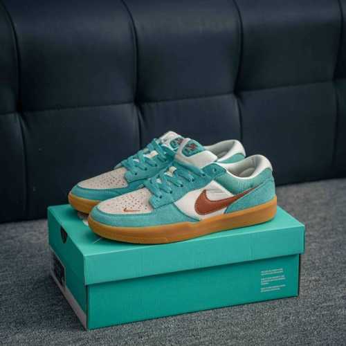 核心私 耐克Nike Sb Force 58是一款将前沿创新带入街头的单品，它具有硫化杯底，具有出色的耐用性和灵活性。使用帆布和绒面革，在饰面上放置通风口，它自