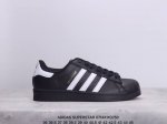 阿迪达斯 Adidas Superstar 三叶草经典贝壳头系列 新款休闲板鞋潮流男女士运动鞋 。鞋面柔软皮革材质 标志性的贝壳鞋头，锯齿三条纹，简约的线条。就