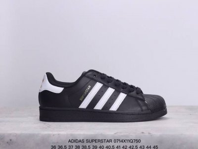 阿迪达斯 Adidas Superstar 三叶草经典贝壳头系列 新款休闲板鞋潮流男女士运动鞋 。鞋面柔软皮革材质 标志性的贝壳鞋头，锯齿三条纹，简约的线条。就