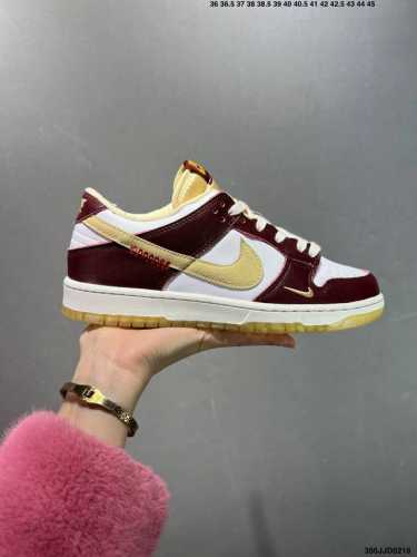 耐克 Nike Dunk Low Retro 运动鞋复古解构绑带板鞋 双鞋带。作为 80 年代经典篮球鞋款，起初专为硬木球场打造，后来成为席卷街头的时尚标杆，现