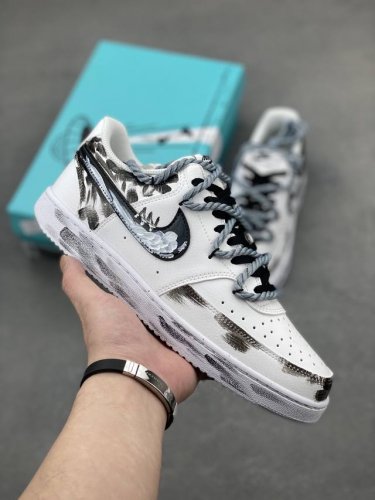 Nike Court Vision 1 Low“暗黑骑士②” 手绘涂鸦定制板鞋 暗黑骑士的武器和魔法是他们力量的象征。他们手持巨大而沉重的双手剑或战斧，剑身往往
