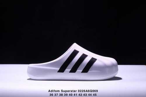 Adidas Originals Adifom Superstar 木屐鞋 鞋子由 50% 的天然和可再生材料制成，其特点是采用由甘蔗衍生物制成的类似泡沫的结构