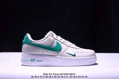 公司级耐克Nike Air Force 1“07空军一号低帮百搭休闲运动板鞋。柔软、弹性十足的缓震性能和出色的中底设计，横跨复古与现代的外型结合，造就出风靡全球