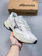 Mizuno Sports Style美津浓 复古时尚休闲舒适减震运动跑步鞋 美津浓wave机械缓震，可以说是机械缓震跑鞋科技的翘楚。有着非凡的适应性，有着充分
