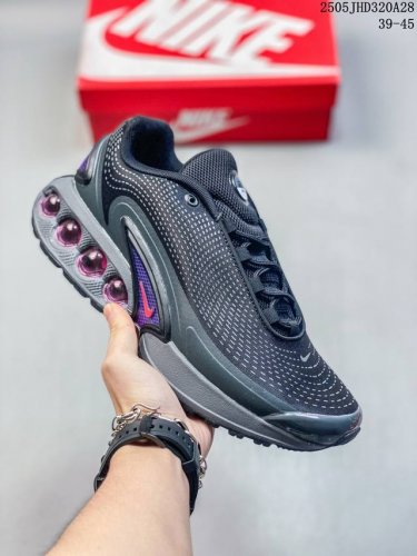 童鞋 Nike 耐克 Nike Air Max plus是Nike旗下另类鞋款的代表 Tn 它诞生于1996年 是第一款使用Tunedair气垫的跑鞋 其特点就
