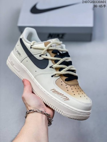 公司级带半码耐克nike Air Force 1 Low 空军一号低帮百搭休闲运动板鞋。柔软、弹性十足的缓震性能和出色的中底设计，横跨复古与现代的外型结合，造就