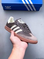二层真标！Adidas Samba Og 经典鞋款 Adidas 近70年的经典Samba Og 修长的鞋楦,略微尖尖的鞋头,翻毛皮的鞋头拼接,这些我们都看得到