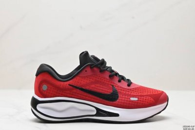 公司级nike Journey Run 2024跑步鞋 使用了新型的缓震材料 脚感偏韧 后跟有加厚的海绵填充 鞋子前掌和后掌做了加宽设计 增加了跑步时的稳定性