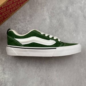 本地 核心私 万斯 Vans Knu-Skool 面包鞋 坎普尔 茱利安系列低帮复古硫化休闲运动板鞋“肥胖版大Logo” 要说整个年最为热门的鞋型之一， 面包鞋
