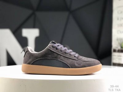 Gucci 古驰今年最新款男鞋 香港-专柜同步 全品相 顶级进口材料 极为亲肤舒适 摸上去非常的细腻 版型上很正 进口牛皮+真皮内里+几何构图案 奢华生动 图案