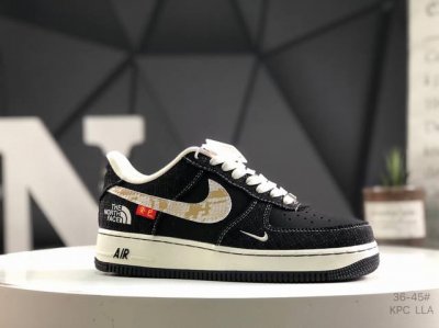 290 公司级带半码耐克 Nike Air Force 1 ’07 空军一号低帮百搭休闲运动板鞋。柔软、弹性十足的缓震性能和出色的中底设计，横跨复古与现代的外型
