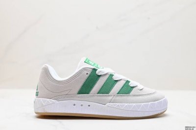 真标adidas Adimatic Low 马蒂奇系列低帮 复古鲨鱼面包鞋运动休闲滑板板鞋 整个鞋面由色彩艳丽的麂皮制成 搭配品牌标志性大尺寸三条纹 Logo