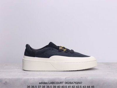 阿迪达斯 Adidas Labcourt 百搭休闲轻松舒适 耐磨透气低帮 板鞋 男女同款。鞋面使用了绒毛麂皮 ，鞋面和鞋底连接处使用了包边处理，看起来更加精致有