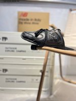 230 miumiu X New Balance Nb24S联名款拖鞋 缪缪大秀上爆出的这双与New Balance 新百伦联名款运动 球鞋 后全球各大代购官网