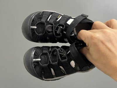 海外版 Keen 科恩溯溪两穿儿童凉鞋 Size：26-37码 海外代购版 这鞋型太好看啦丑萌丑萌感 魔术贴松紧带设计，方便调节 溯溪两穿橡胶耐磨大底，抓地力超