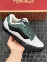 核心私 Vans Og Classic Knu-Skool 酸洗复古 灰黑面包鞋低帮休闲面包鞋 鞋款采用高锰酸钾等化学剥色 将洗后的布料制成雪花状的一种特殊工艺