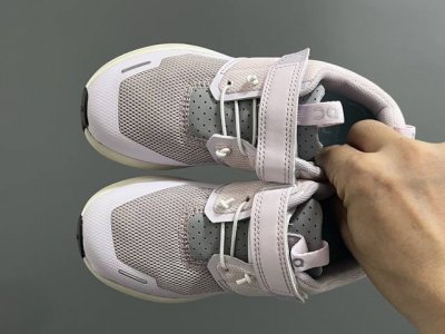 原单版昂跑新款魔术贴松紧带儿童运动鞋 Size：26-37码 小众的昂跑品牌 穿上就会爱上 魔术贴松紧带设计，穿脱超方便 透气舒适鞋面，质感满满 新工厂P新工艺
