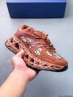 公司级 Dior迪奥 B35 圆头系带 低帮 生活休闲鞋 采用轻盈的橡胶精心制作 饰以曲纹藤格纹 Cosmo图案 重新诠释经典设计 镂空设计搭配橡胶内底若隐若现